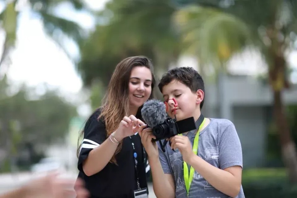 یکی از راه های کسب درآمد برای نوجوانان یوتوبر شدن است